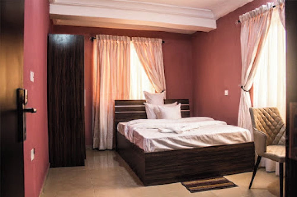 Oragon Hotel and Suites 15/46