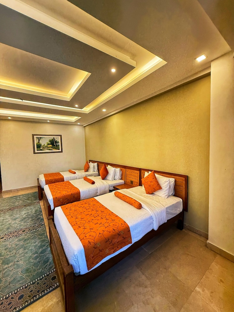 Grand Islamabad Hotel 33/68