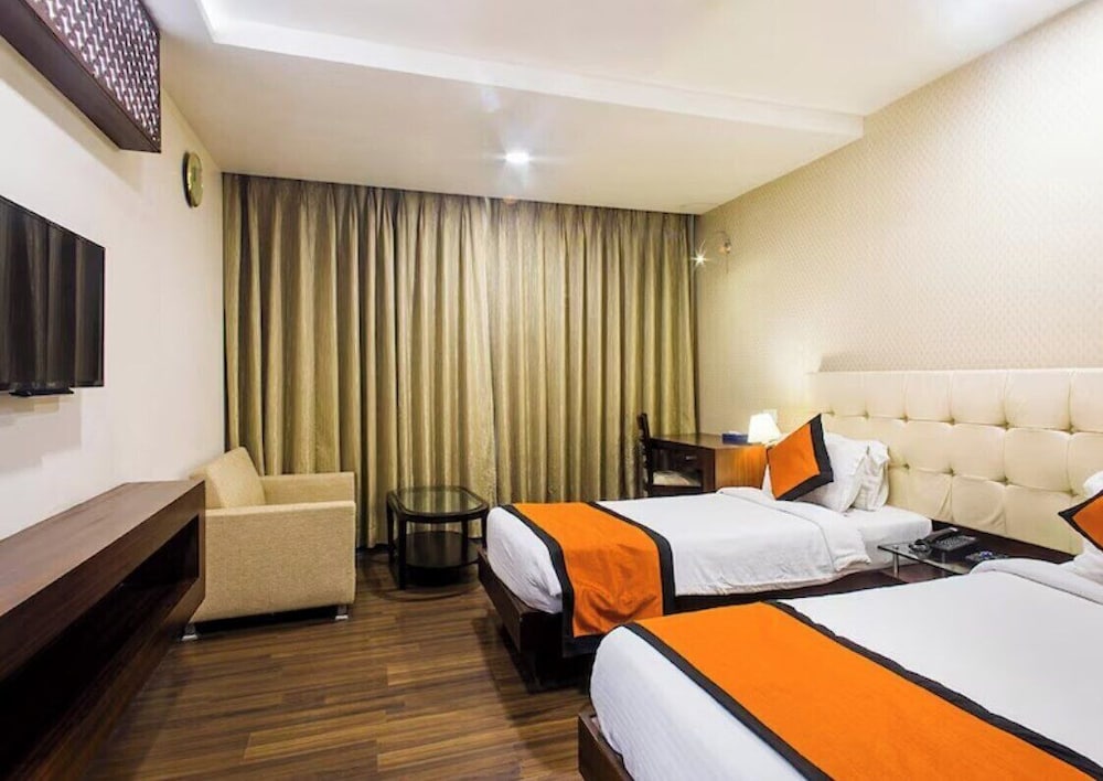 OYO Premium JHV Mall Cantonment 16/30