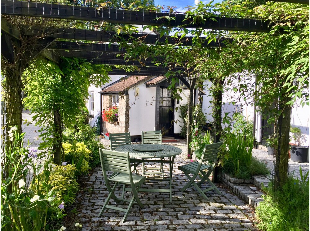 Tresowes Green Cottage 46/50