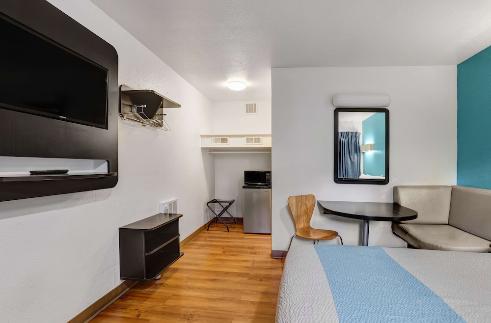 Motel6 Napa, CA 24/43