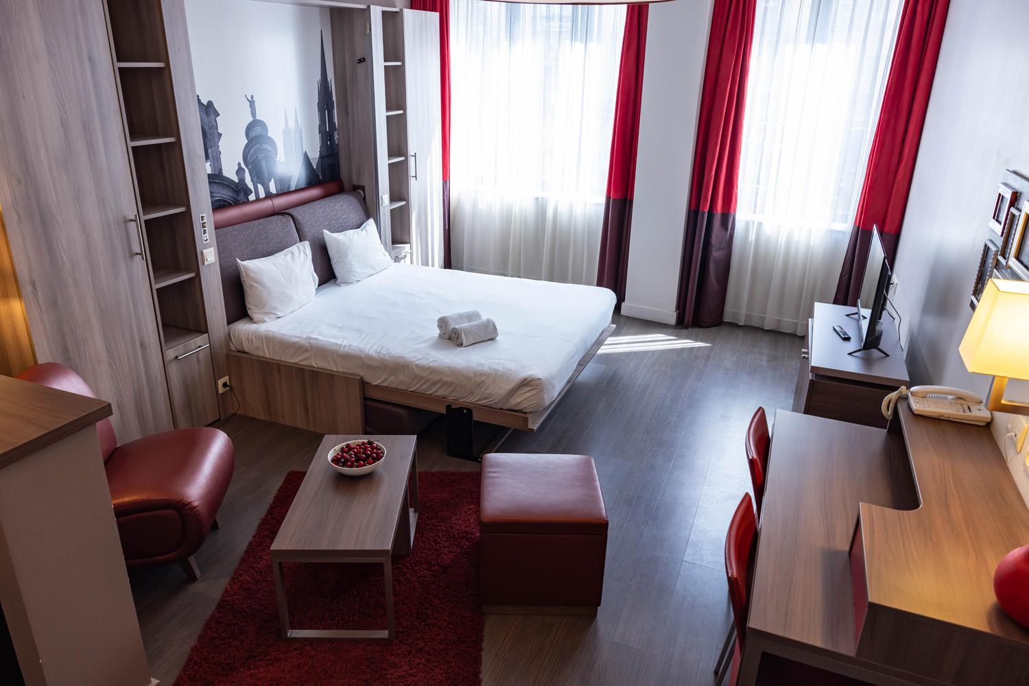 Studio, Double Bed, Large 5/10