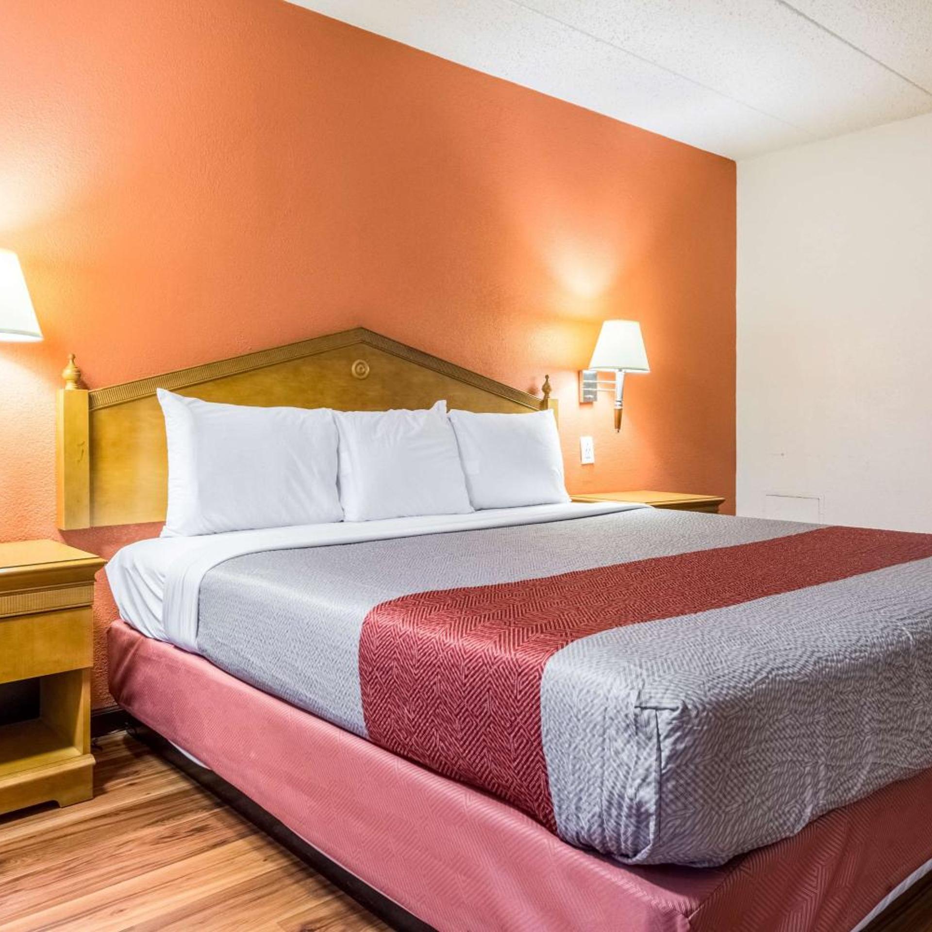 1 King Bed - Smoking, Motel6 Grove City, OH 9/10