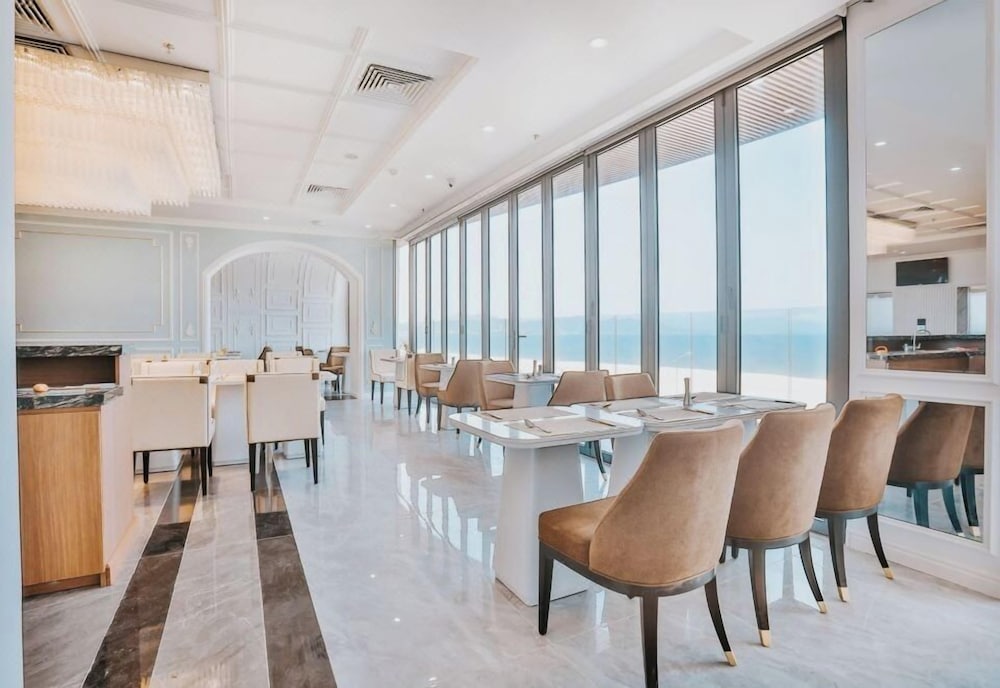 La Vague Hotel 19/20