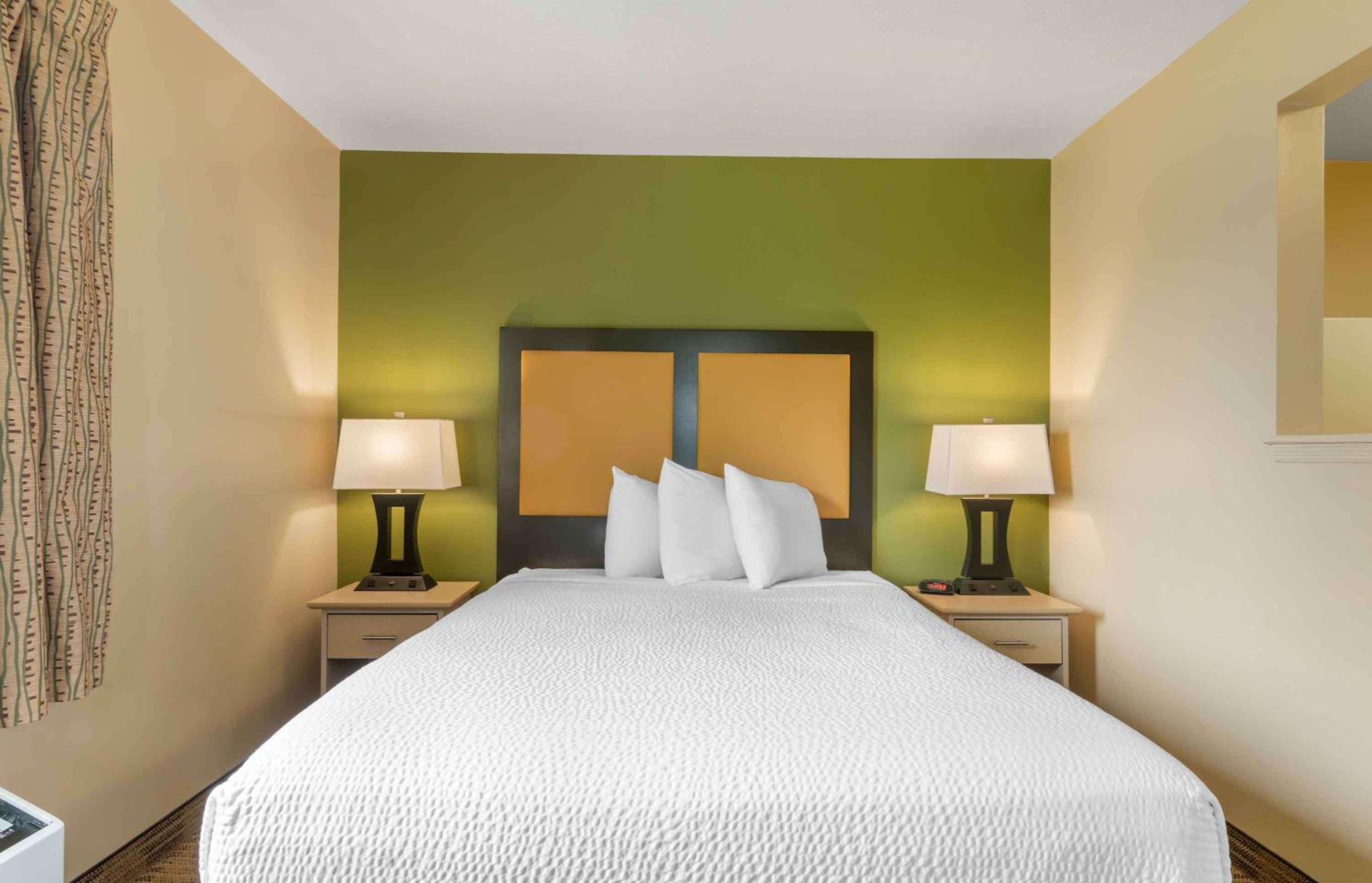 Efficiency, Queen Bed, Bathtub, Accessible