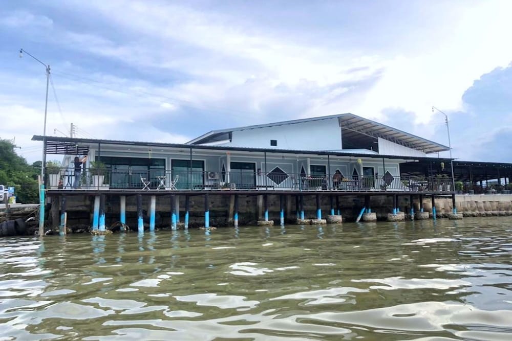 Chaiyai Riverfront Hotel 39/50