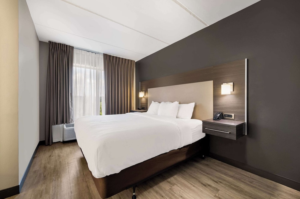 BUSINESS, SUITE, KING BED, ACCESSIBLE