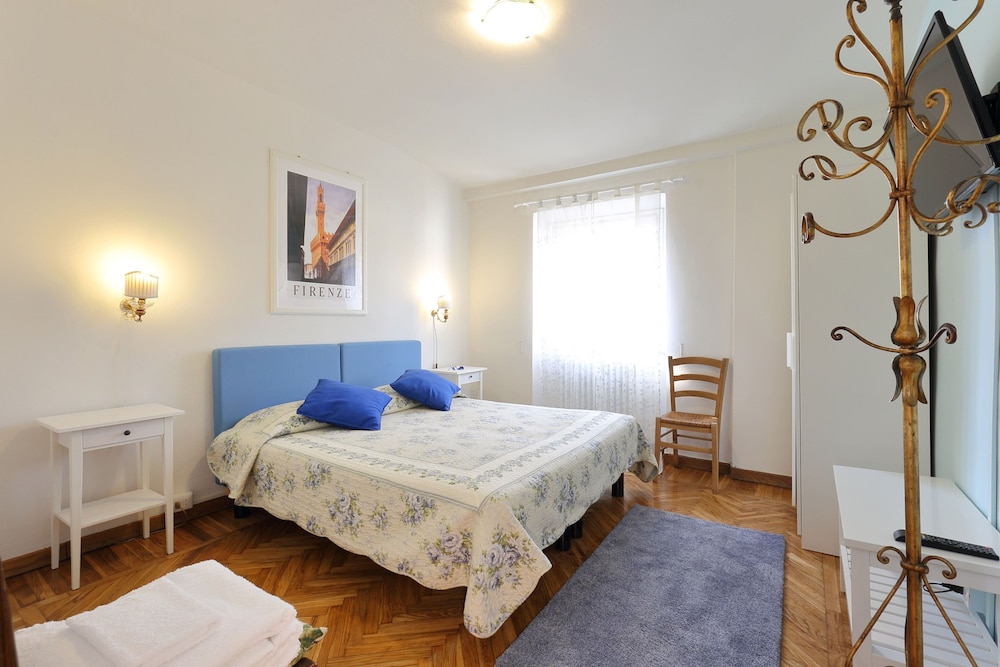 CLASSIC, APARTMENT, QUEEN BED, SOFA, KITCHEN