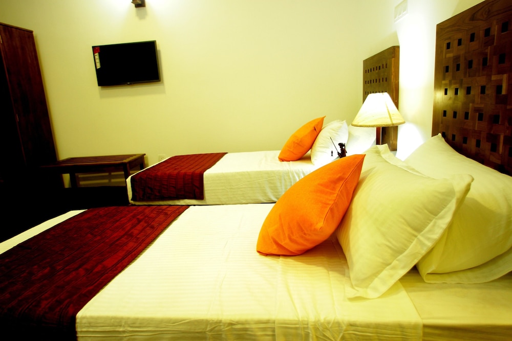 DELUXE, DOUBLE OR TWIN BED, POOL VIEW