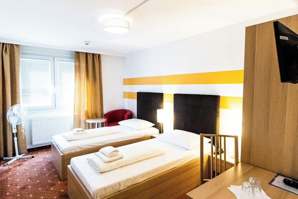 Lenas Donau Hotel 15/47