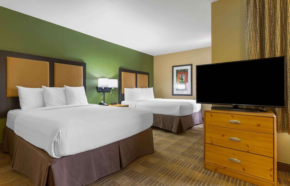 DELUXE, STUDIO, MULTIPLE BEDS