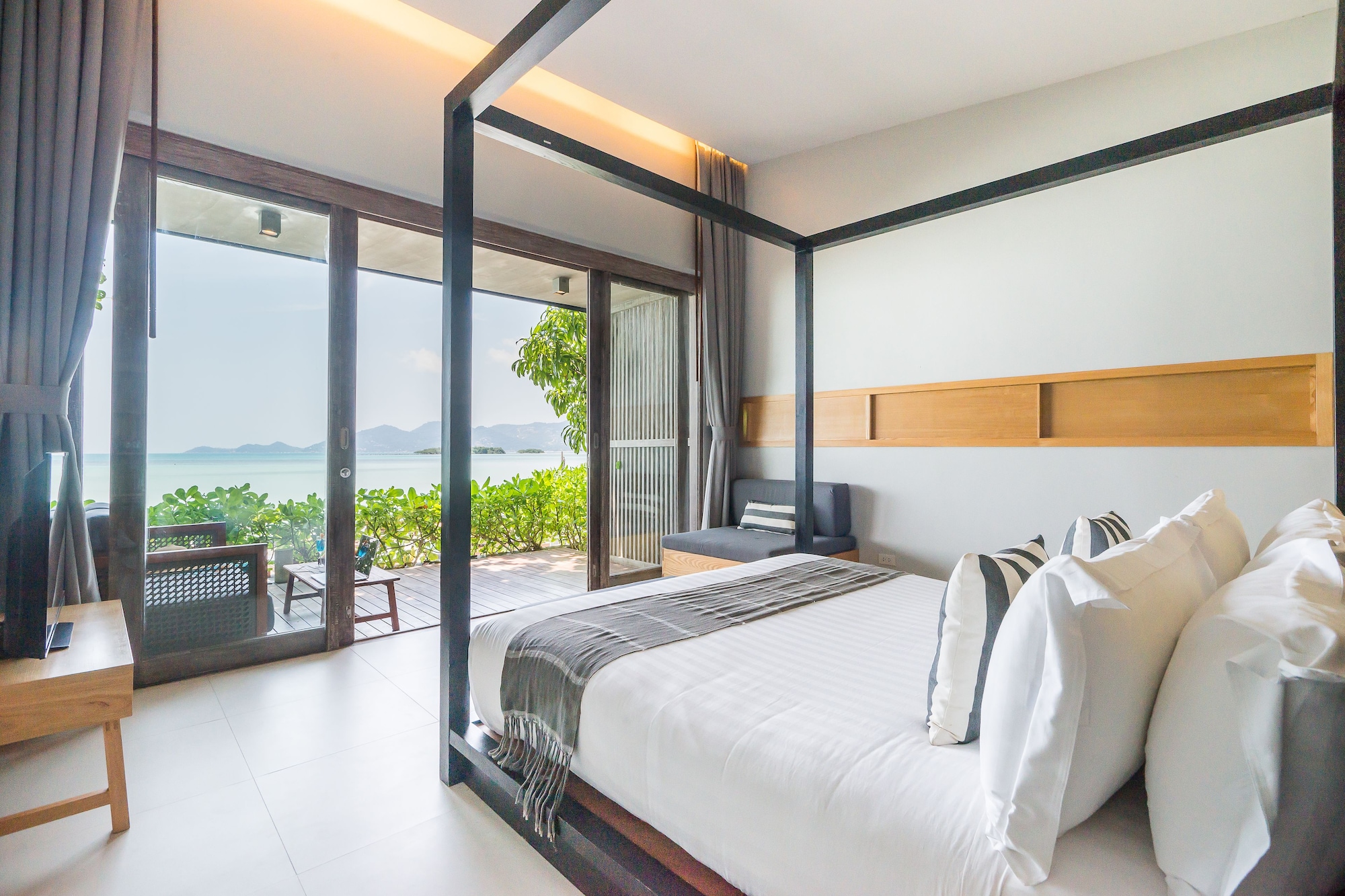 VILLA, BEACH FRONT