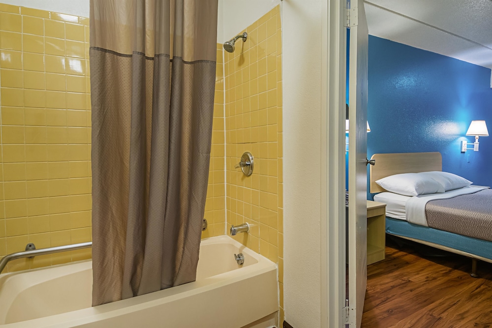 Motel6 Knoxville, TN - North 44/45