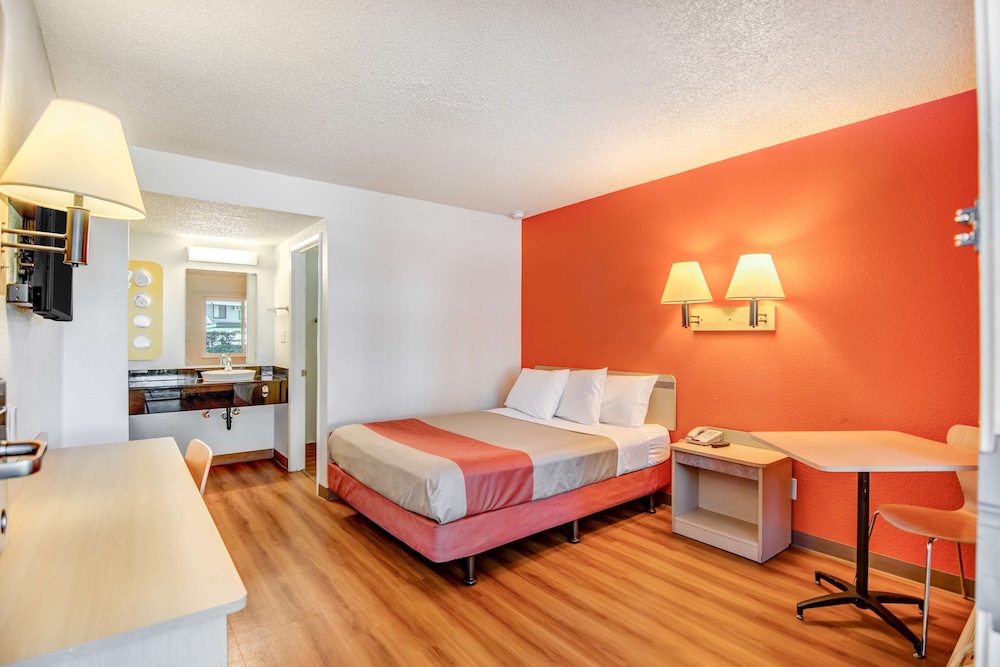 Motel6 Stockton, CA - North 22/46