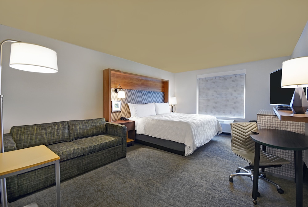 Holiday Inn Grand Rapids North 16/71
