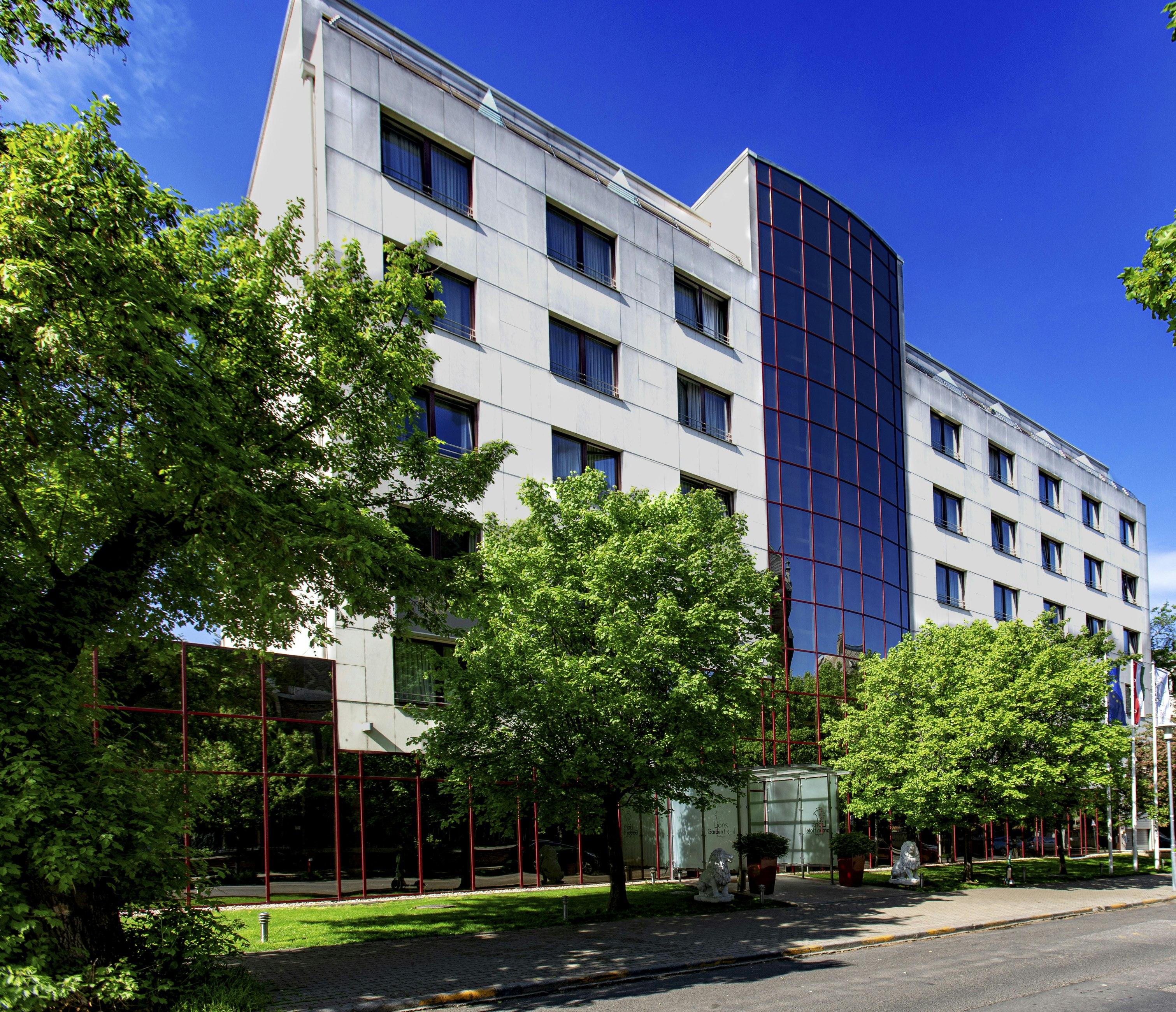Lions Garden Hotel 92/98