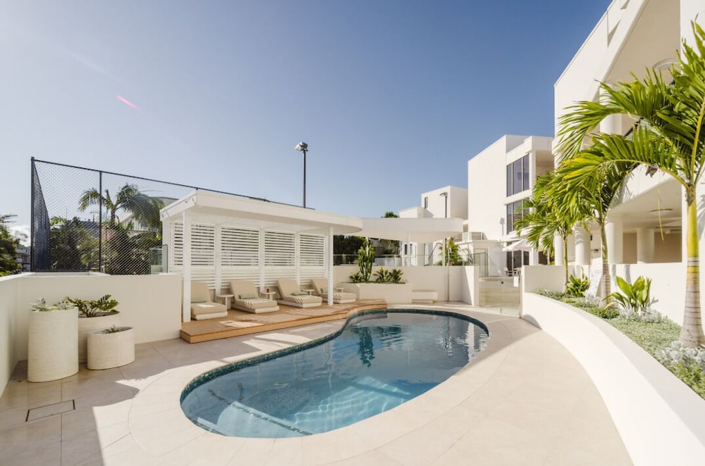 BAY ROYAL APARTMENTS 45/50