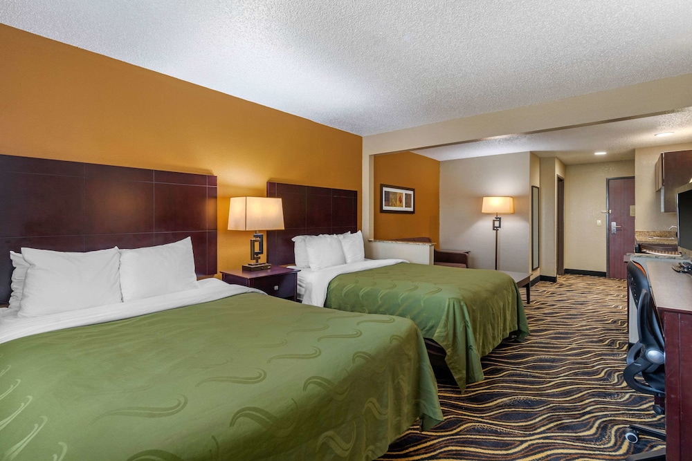 Quality Suites Addison-Dallas 14/42
