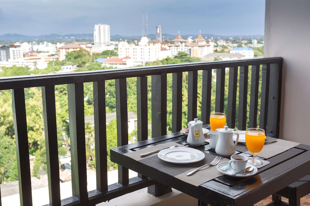 Golden Tulip Essential Pattaya 42/65
