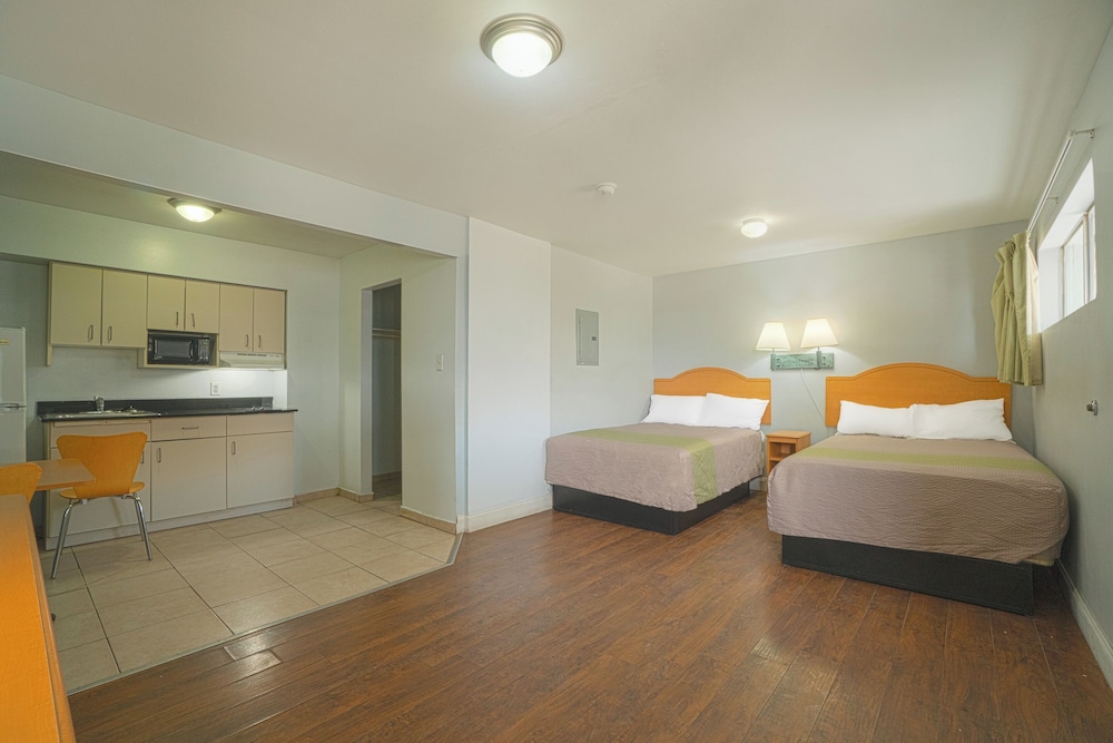 ROOM, MULTIPLE BEDS, KITCHENETTE