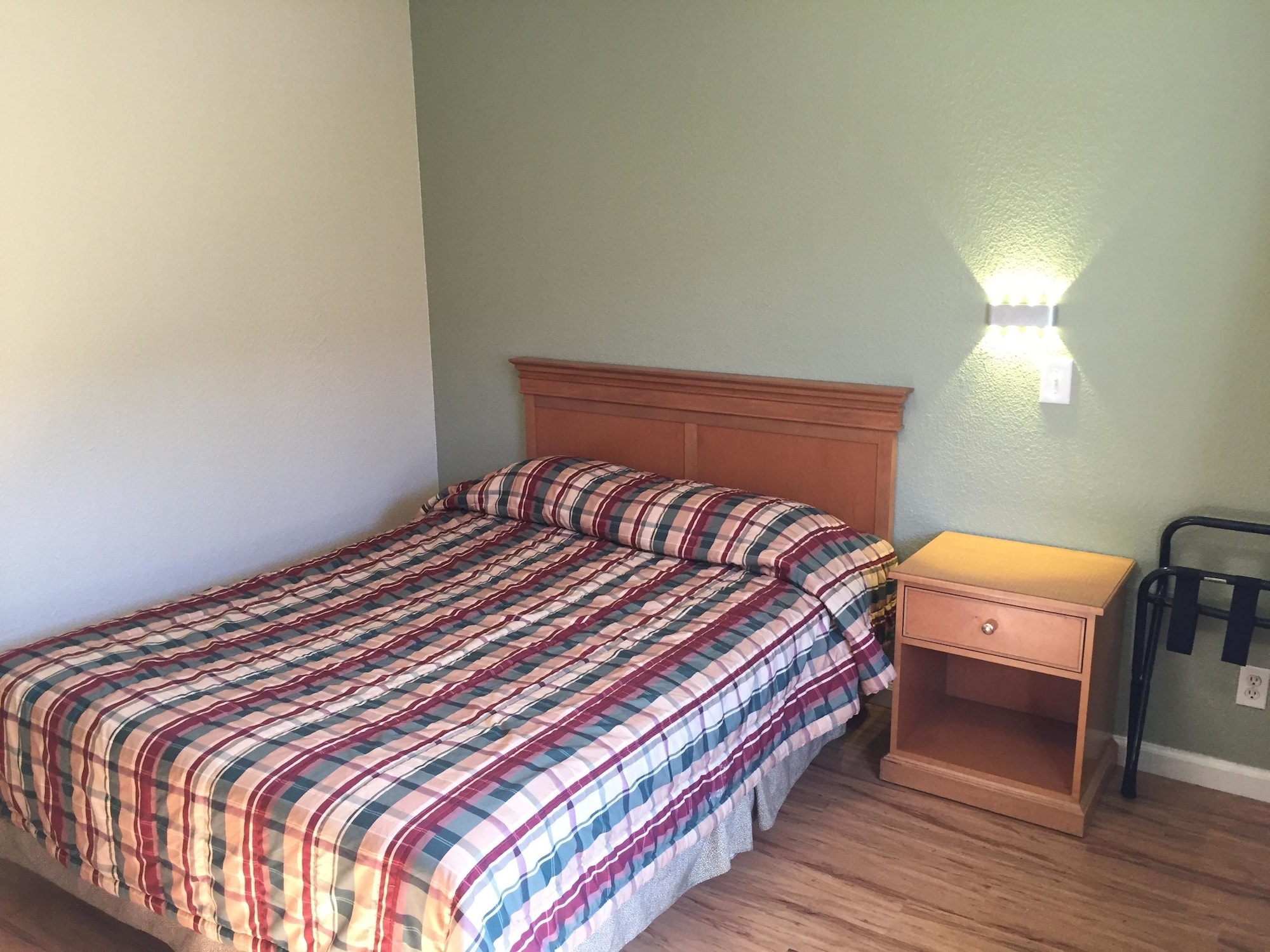 ROOM, QUEEN BED