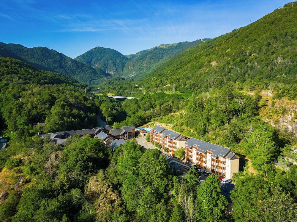 DOMAINE DE LA VALLÉE D´AX 59/63