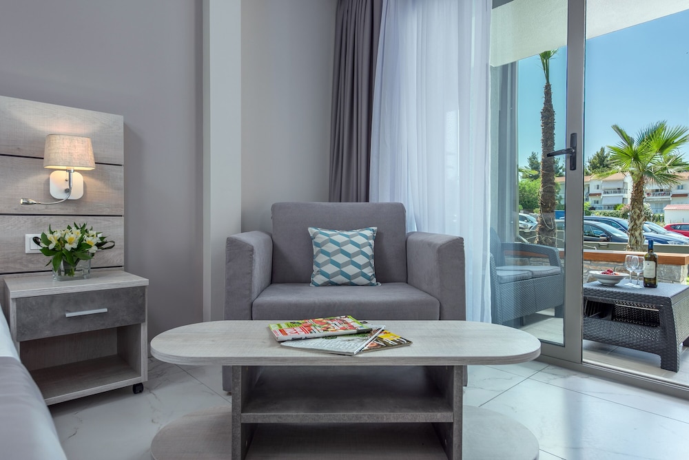 Dionysos Hotel Suites 47/68