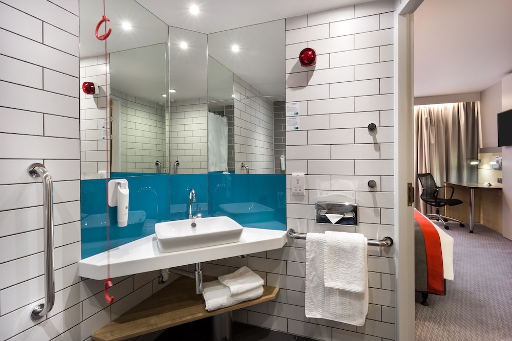 Holiday Inn Express Watford Junction 66/68