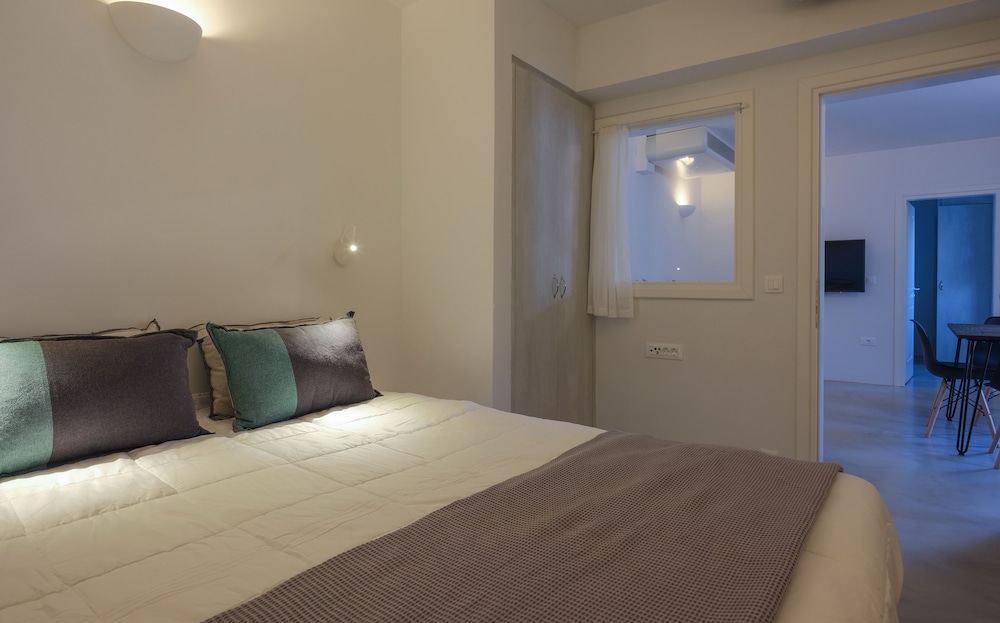 SEMI BASEMENT, 2 BEDROOMS, SUITE, 2 QUEEN BEDS, PATIO