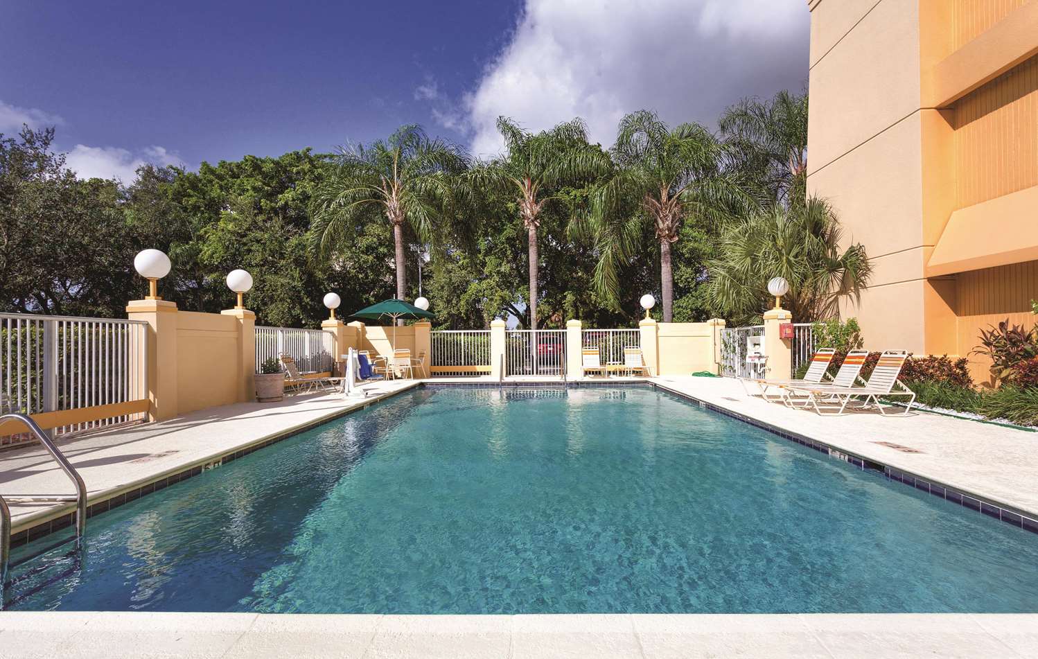 La Quinta Inn & Suites by Wyndham Miami Airport East 49/52
