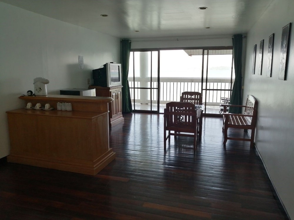 Jansom Beach Resort 45/67