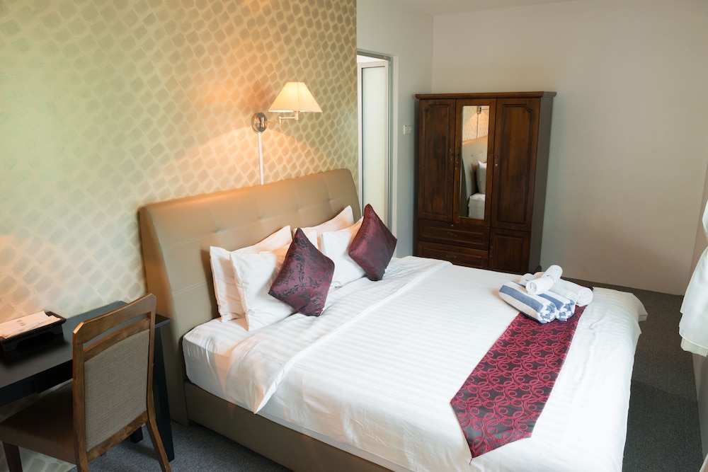 Longhouse, Triple, 1 Double and 1 Single Bed, Garden View