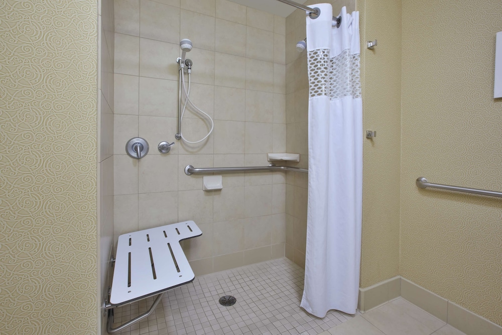 Hampton Inn And Suites Wichita Northeast 16/28