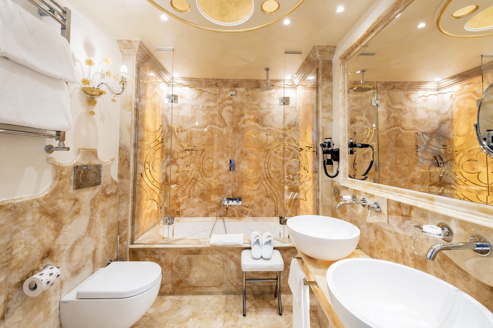 Hotel Monaco & Grand Canal 47/50