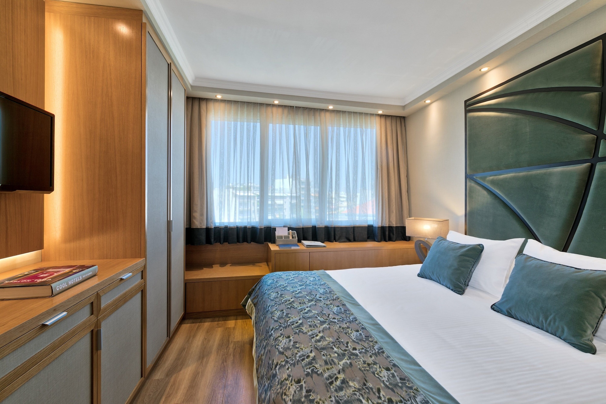 FAMILY SUITE, DIVINE