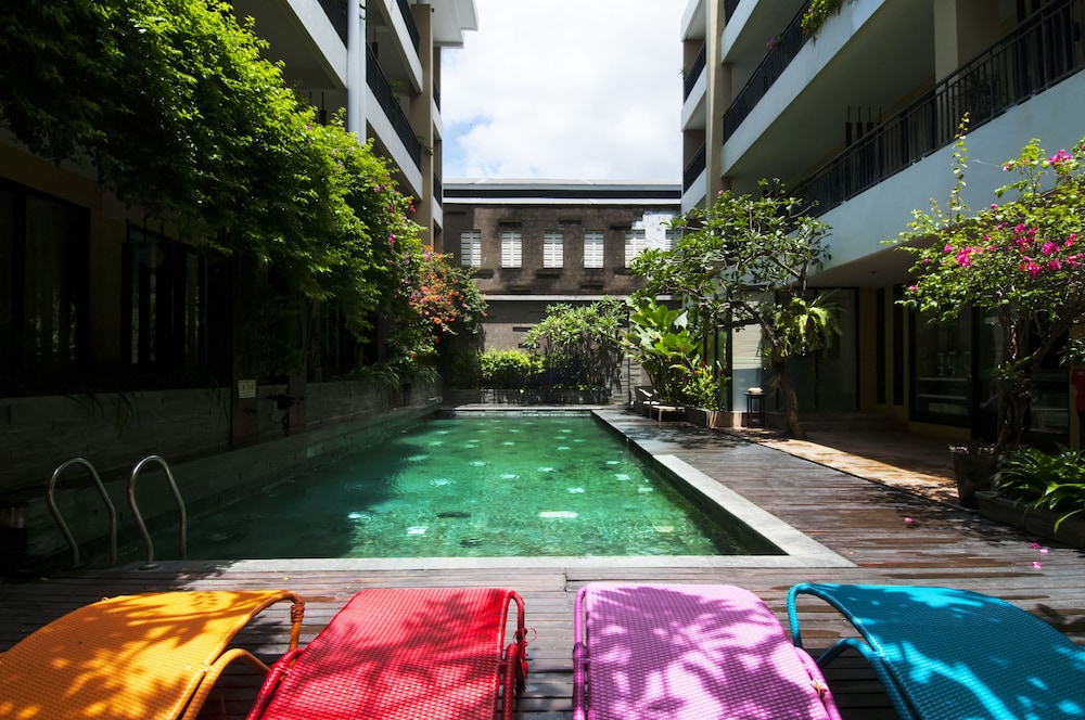 100 Sunset Hotel Kuta 58/66
