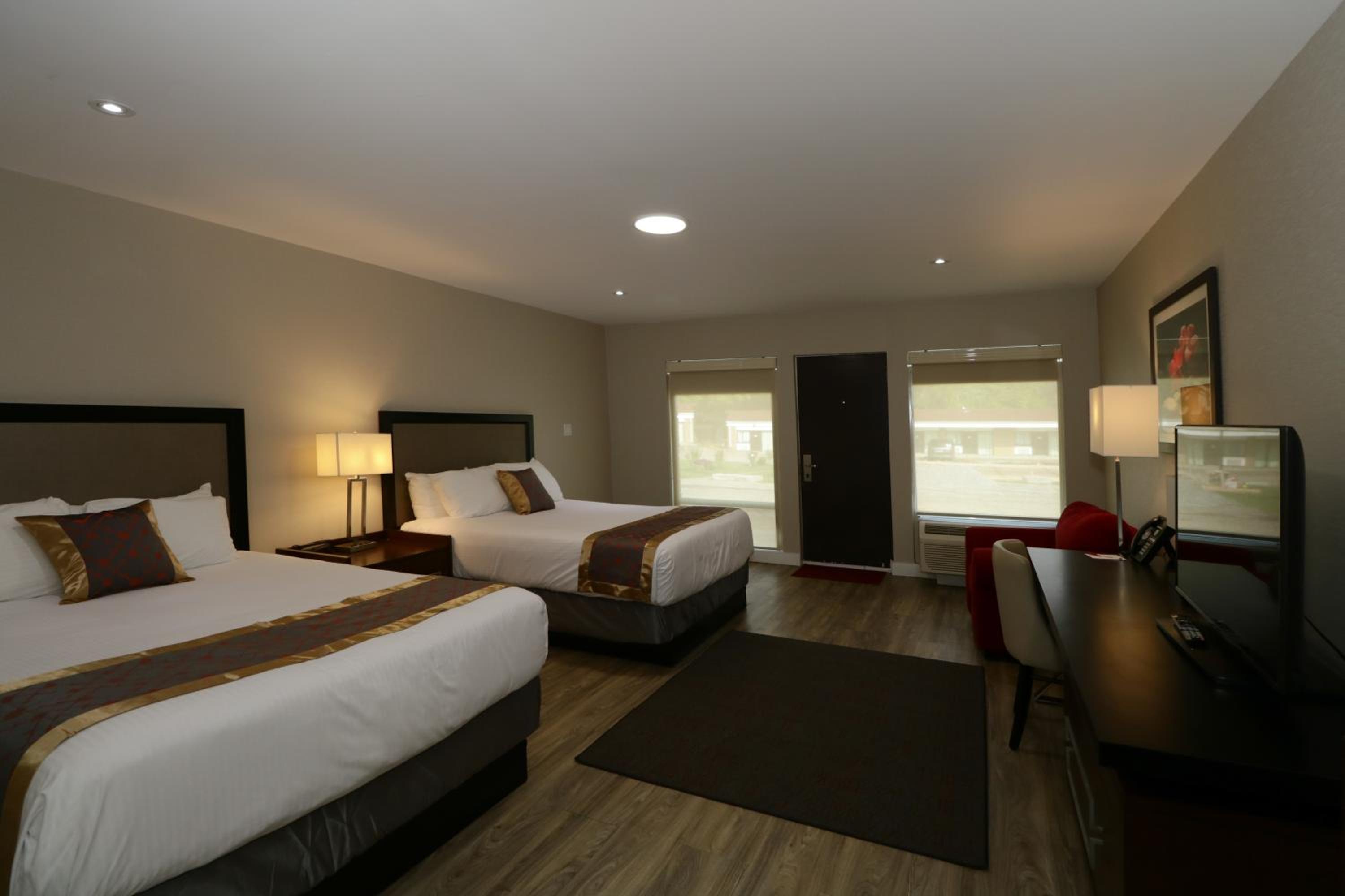 East, 2 Queen Beds, Lake Side, Ground Floor