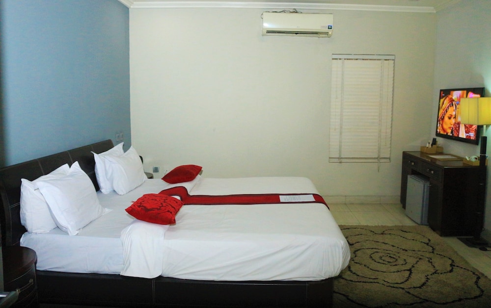 The Crib Lifestyle Hotel 4/20