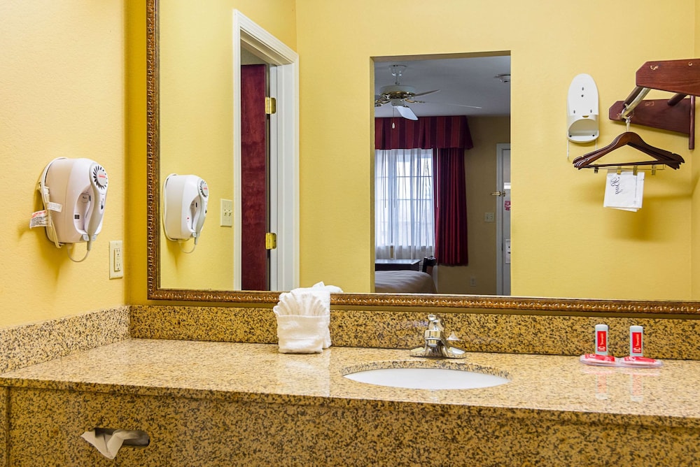 Econo Lodge Inn and Suites Bryant 7/9