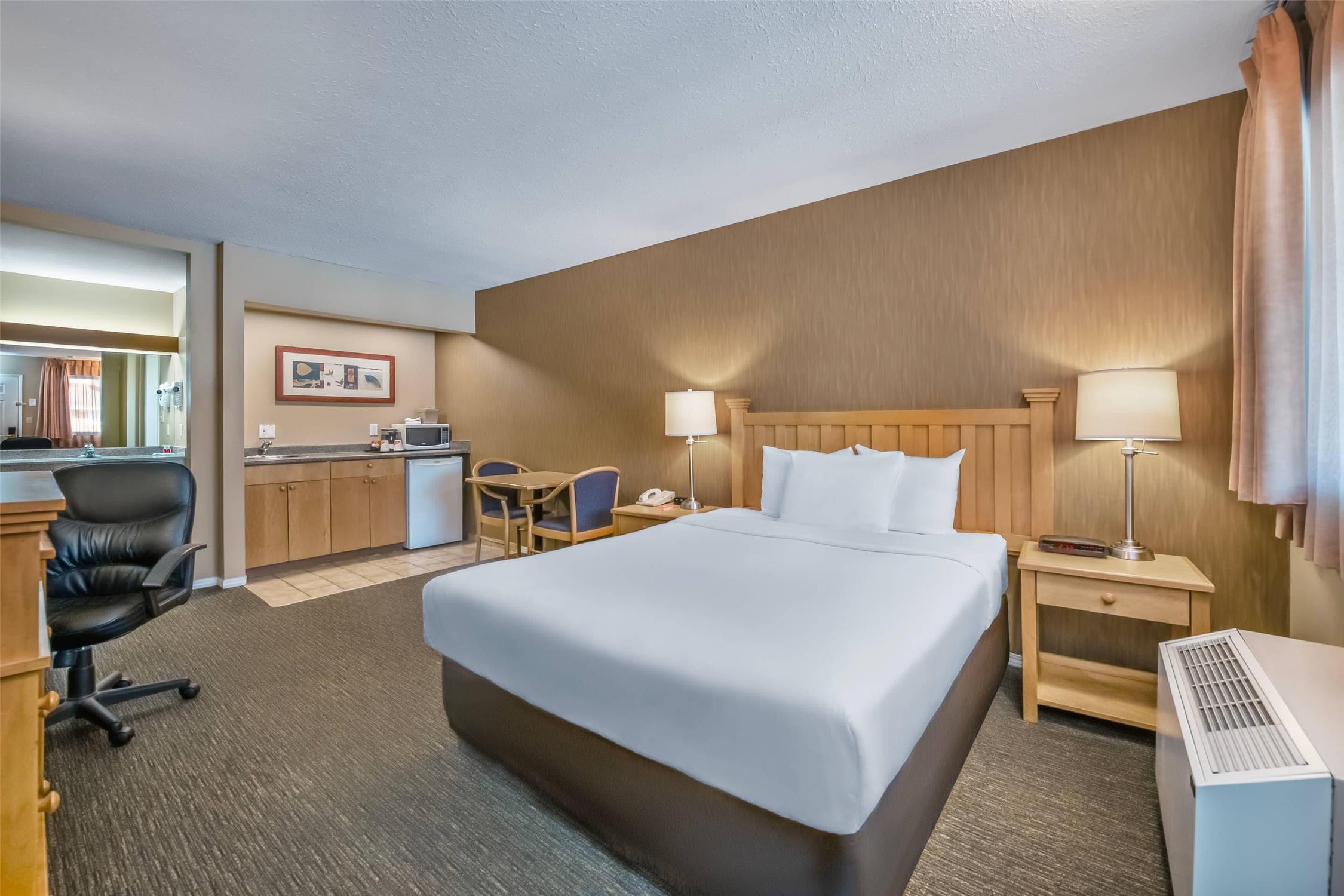 Efficiency, Queen Bed