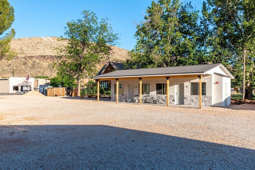 Hurricane Hideaway Lodging 44/46