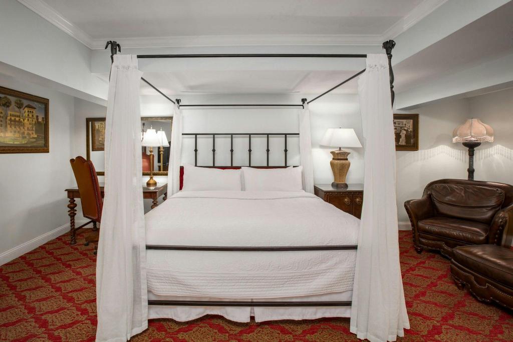 1 Bedroom, Bi Level, Suite, King Bed, River View