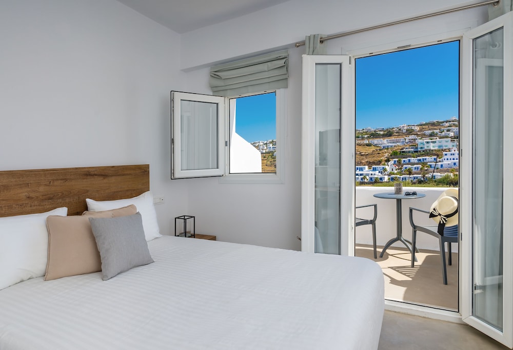 CLASSIC, QUEEN BED, SEA VIEW, BALCONY