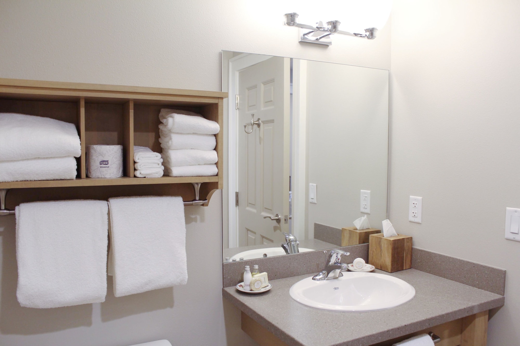 غرفة قياسية بسرير كينج مع أريكة، Carlisle Inn 3/3
