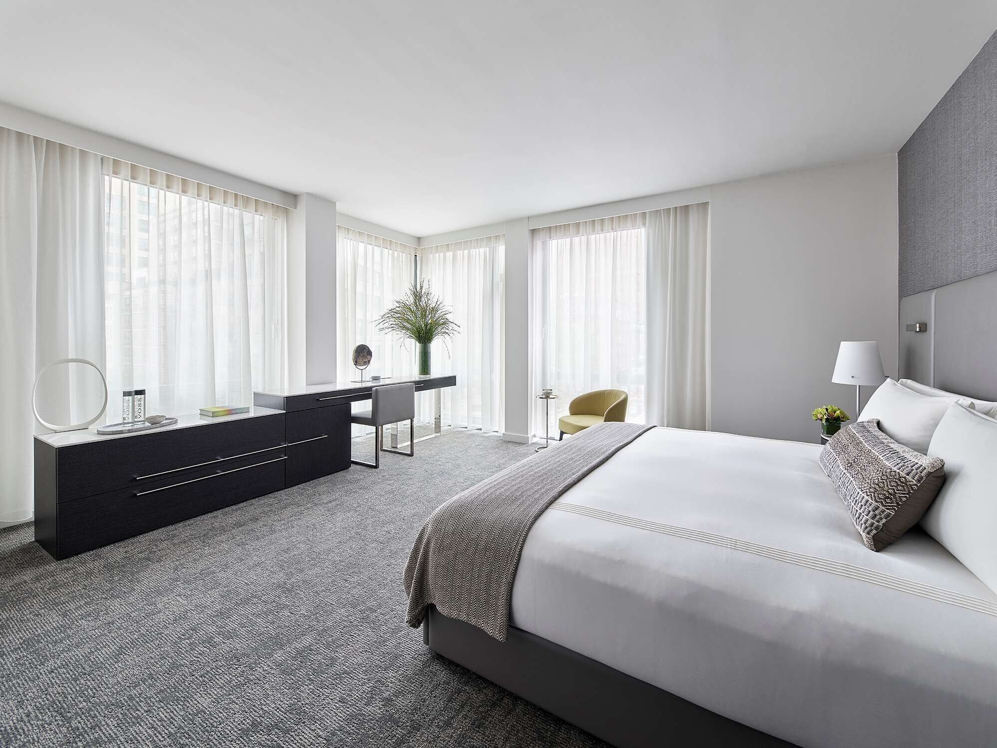 DELUXE, KING BED, CORNER
