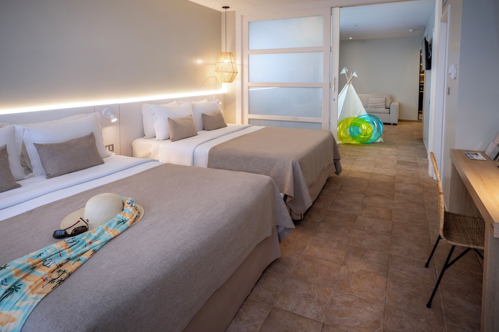 1 BEDROOM, QUADRUPLE