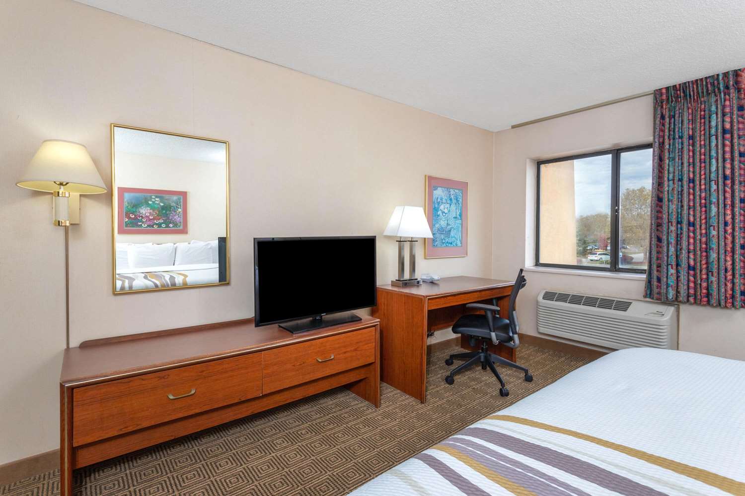 Norwood Inn & Suites by BlissPoint 28/38