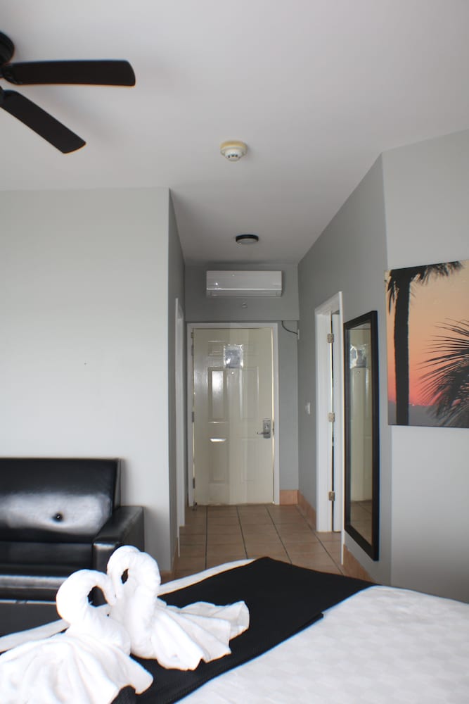 Grace Bay Suites 16/50