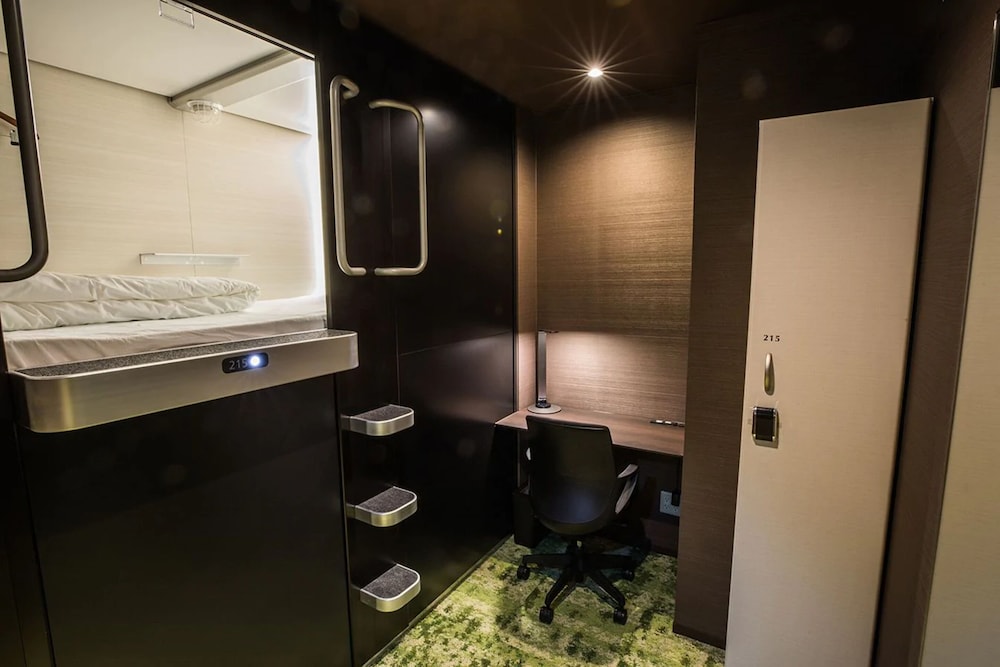 Glansit Akihabara Comfort Capsule Hotel 21/22