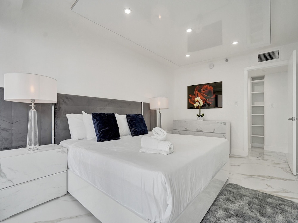 Miami, Beach Pool, King Bed, Sofa, High Floor
